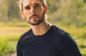 Specialized in calisthenics, I can help you to improve your skills and fitness level through functional workouts outside, or at home. Beginner, or advanced. No equipment needed. Let’s be functional!